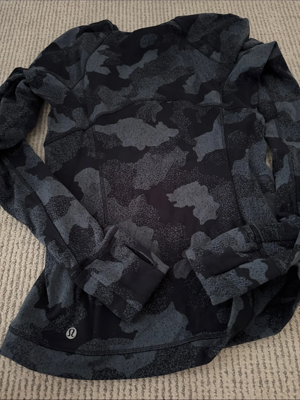 Lululemon size 4 Camo Print Long Sleeve Pullover - Black & Gray